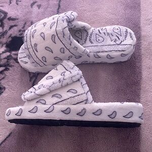 Plush comfy White bandana women's Slide Slippers with Paisley Print new!